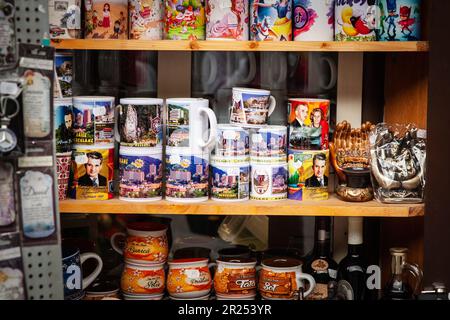 Foto di tazze in vendita in un negozio di souvenir di Baile Herculane, Romania, con i volti di Nicolae ed Elena Ceausescu. Nicolae Ceaușescu era un romano Foto Stock