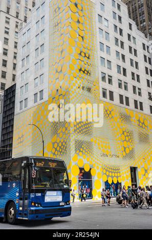 Il Louis Vuitton, negozio di punta all'angolo della Fifth Avenue, e 57th St., è decorato dal famoso designer, Yayoi Kusama, 2023, New York City, USA Foto Stock