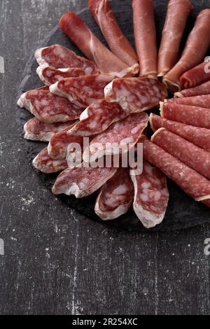 foto diversi tipi di salsiccia sulla tavola vista dall'alto Foto Stock