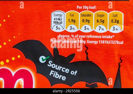 Informazioni nutrizionali sistema di semafori etichettatura con codice colore informazioni sull'etichetta su una confezione di mini pagnotte di cioccolato Scream Soreen e arancia Foto Stock