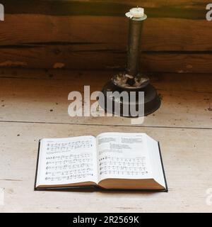 Libro aperto su tavola in una vecchia chiesa lignea dell'isola di Seili (Själö) Foto Stock
