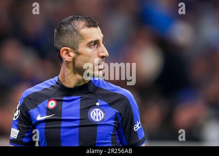 Milano, Italia. 16th maggio, 2023. Milano, Italia, 16th 2023 maggio: Henrikh Mkhitaryan (22 Inter) guarda durante la partita di calcio della UEFA Champions League Semifinal tra Inter e Milano allo Stadio San Siro di Milano. (Daniela Porcelli/SPP) Credit: SPP Sport Press Photo. /Alamy Live News Foto Stock