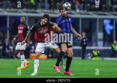 Milano, Italia. 16th maggio, 2023. Francesco Acerbi del FC Internazionale (R) compete per la palla con Sandro tonali dell'AC Milan (L) durante la partita di calcio di seconda tappa della UEFA Champions League 2022/23 della semifinale tra FC Internazionale e AC Milan allo Stadio Giuseppe Meazza. (Punteggi finali; Inter 1 | 0 Milano). Credit: SOPA Images Limited/Alamy Live News Foto Stock