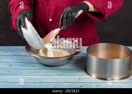 Il processo di preparazione della crema di yogurt per una torta. Processo di produzione di torte. Il concetto Home di cottura Foto Stock