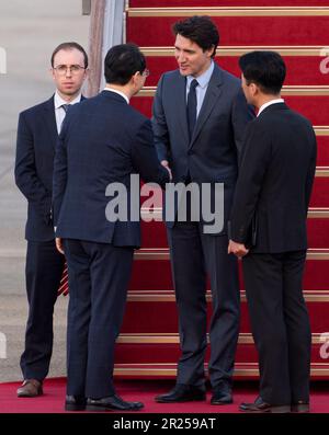 Seul, Corea del Sud. 16th maggio, 2023. Il primo ministro canadese Justin Trudeau attraversa una guardia d'onore mentre arriva a Seoul, Corea del Sud, martedì 16 maggio 2023. (Foto di: Lee Young-ho/Sipa USA) Credit: Sipa USA/Alamy Live News Foto Stock