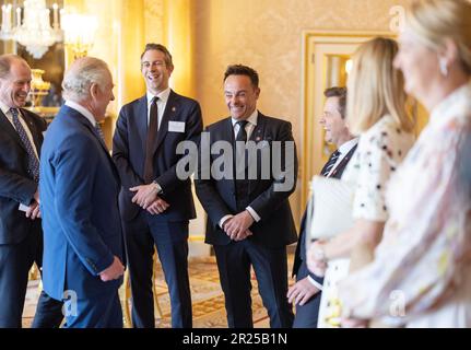 Re Carlo III incontra i vincitori del Prince's Trust Awards e gli ambasciatori delle celebrità benefiche, ANT McPartlin (a sinistra) e Declan Donnelly, alias ANT e Dec, durante un ricevimento a Buckingham Palace a Londra. Data immagine: Mercoledì 17 maggio 2023. Foto Stock