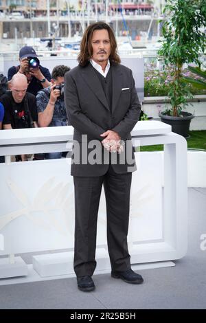 Cannes, Francia. 17th maggio, 2023. Jonny Depp partecipa alla fotocellula ''Jeanne du Barry'' al 76th° festival annuale di Cannes al Palais des Festivals il 17 maggio 2023 a Cannes, Francia. (Foto di Daniele Cifala/NurPhoto) Credit: NurPhoto SRL/Alamy Live News Foto Stock