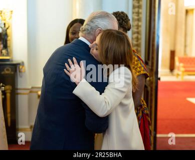 Re Carlo III incontra i vincitori del Prince's Trust Awards e l'ambasciatore della celebrità benefica, Geri Horner, durante un ricevimento a Buckingham Palace a Londra. Data immagine: Mercoledì 17 maggio 2023. Foto Stock