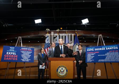 Il rappresentante degli Stati Uniti Robert Garcia (democratico della California) offre osservazioni su una risoluzione per espellere il rappresentante degli Stati Uniti George Santos (repubblicano di New York) dal Congresso, al Campidoglio degli Stati Uniti a Washington, DC, mercoledì 17 maggio 2023. Credito: Rod Lamkey/CNP/MediaPunch Foto Stock