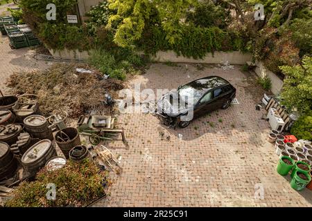 Un veicolo danneggiato parcheggiato in un deposito dopo un incidente Foto Stock