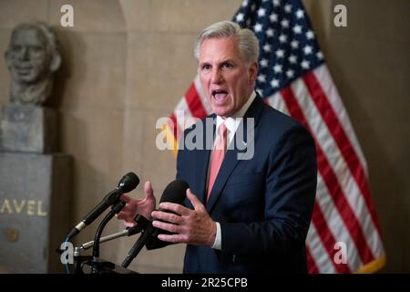 Washington, Stato di Vereinigte. 16th maggio, 2023. Relatore della Camera dei rappresentanti degli Stati Uniti Kevin McCarthy (repubblicano della California) tiene una conferenza stampa al Campidoglio degli Stati Uniti, a seguito del suo incontro con il presidente degli Stati Uniti Joe Biden alla Casa Bianca sulle negoziazioni per il limite del debito, a Washington, DC, martedì 16 maggio, 2023. Credit: Rod Lammey/CNP/dpa/Alamy Live News Foto Stock