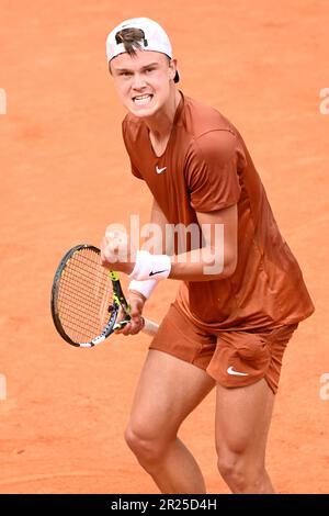 Holger Rune di Danimarca festeggia dopo la vittoria dopo la sua partita contro Novak Djokovic di Serbia al torneo di tennis internazionale BNL d'Italia al Foro Italico di Roma il 17th maggio 2023. Foto Stock