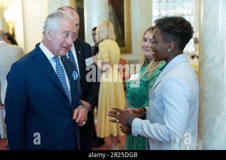 Re Carlo III incontra i vincitori del Prince's Trust Awards e l'ambasciatore della celebrità benefica, Nicola Adams, durante un ricevimento a Buckingham Palace a Londra. Data immagine: Mercoledì 17 maggio 2023. Foto Stock