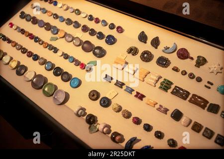 Lucie Rie: The Adventure of Pottery, Exhibition at Kettles Yard Cambridge UK May 2023 Buttons 1940 Info dal sito web di Kettles Yard: Questo grande salone Foto Stock