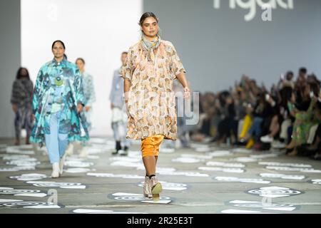 Sydney, Australia. 17th maggio, 2023. I modelli camminano sulla pista durante lo spettacolo NGALI durante la Afterpay Australian Fashion Week 2023 a Carriageworks il 17 MAGGIO 2023 a Sydney, Australia Credit: IOIO IMAGES/Alamy Live News Foto Stock