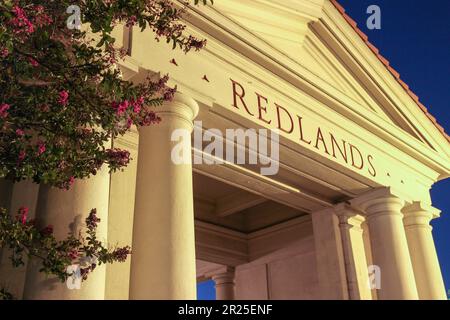 Redlands, California - 21 luglio 2012: Facciata della vecchia stazione ferroviaria situata a Redlands, California, USA. Preso di notte. Foto Stock