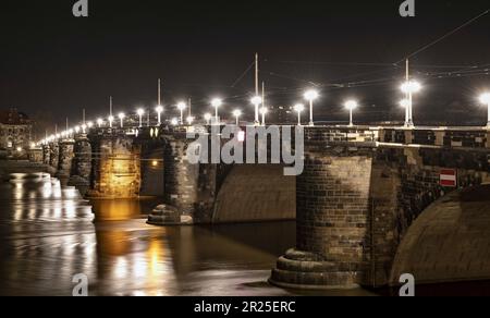 Ponte Augustusbrücke sul fiume Elba a Dresda Foto Stock