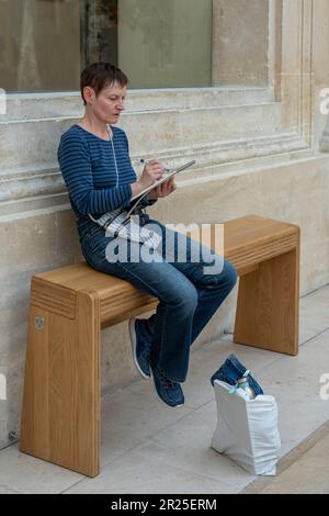 Parigi, Francia - 05 13 2023: Museo del Louvre. Una donna disegna la scultura nella Cour Marly Foto Stock