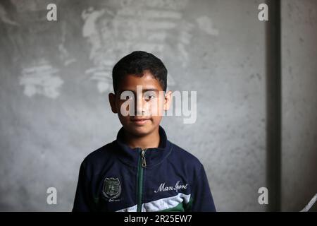 Ritratto di un ragazzo palestinese. I bambini palestinesi partecipano ad attività volte a sostenere la loro salute mentale vicino al sito di uno sciopero aereo israeliano a Deir al-Balah nella striscia centrale di Gaza. Questo è il seguito dei recenti combattimenti tra il gruppo militante della Jihad islamica e Israele a Gaza. Palestina. Foto Stock