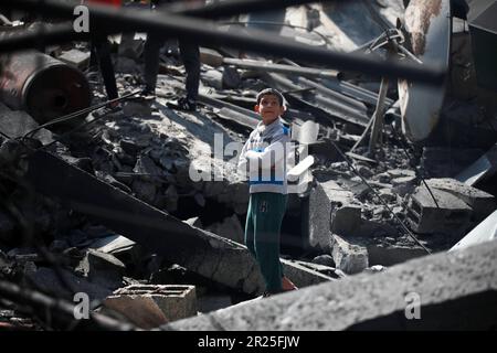 Ritratto di un ragazzo palestinese. I bambini palestinesi partecipano ad attività volte a sostenere la loro salute mentale vicino al sito di uno sciopero aereo israeliano a Deir al-Balah nella striscia centrale di Gaza. Questo è il seguito dei recenti combattimenti tra il gruppo militante della Jihad islamica e Israele a Gaza. Palestina. Foto Stock