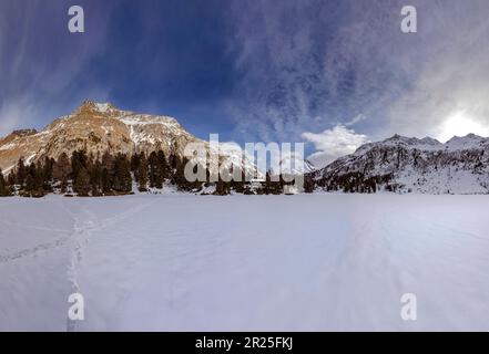 Congelato e innevato il laghetto Lägh da Cavloc *** Caption locale *** Maloja, Svizzera, paesaggio, acqua, inverno, neve, ghiaccio, montagne Foto Stock