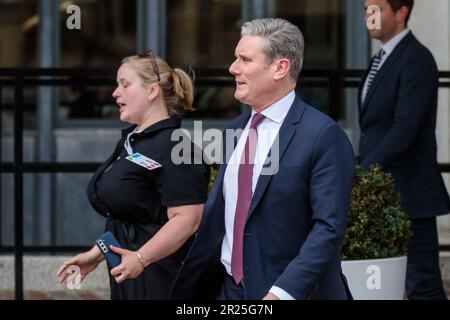 QEII Centre, Londra, Regno Unito. 17th maggio 2023. Keir Starmer, leader del Partito laburista, lascia il Queen Elizabeth II Centre dopo il suo discorso alla British Chambers of Commerce Global Annual Conference. Foto di Amanda Rose/Alamy Live News Foto Stock