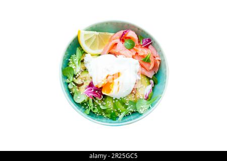 Brunch con uova in camicia, avocado, rucola, semi di lino e salmone salato piatto isolato, orizzontale. spazio di copia Foto Stock