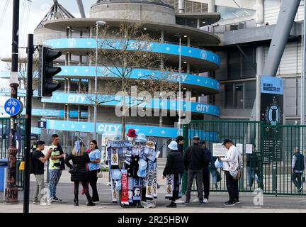 Manchester, Regno Unito. 17th maggio, 2023. Articoli in vendita al di fuori dello stadio durante la partita della UEFA Champions League all'Etihad Stadium, Manchester. Il credito dell'immagine dovrebbe essere: Andrew Yates/Sportimage Credit: Sportimage Ltd/Alamy Live News Foto Stock