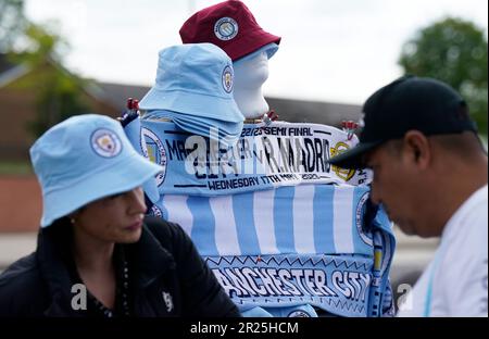 Manchester, Regno Unito. 17th maggio, 2023. Articoli in vendita al di fuori dello stadio durante la partita della UEFA Champions League all'Etihad Stadium, Manchester. Il credito dell'immagine dovrebbe essere: Andrew Yates/Sportimage Credit: Sportimage Ltd/Alamy Live News Foto Stock