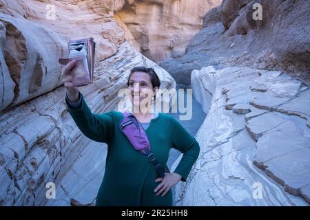 Donne Escursioni nel Mosaic Canyon Foto Stock