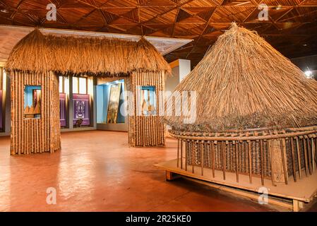 Dschang. 10th Apr, 2023. Questa foto scattata il 10 aprile 2023 mostra le capanne tradizionali esposte al museo della civiltà del Camerun a Dschang, Camerun. Con una superficie principale di circa 1.000 metri quadrati, il museo è stato ufficialmente aperto al pubblico nel 2010. Credit: Kepseu/Xinhua/Alamy Live News Foto Stock