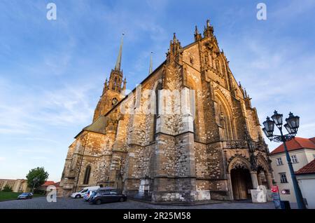 Cattedrale di Brno dei Santi Pietro e Paolo, vista in una giornata di sole. Chiamata anche katedrala svateho petra a pavla, questa è l'attrazione principale della città di Foto Stock