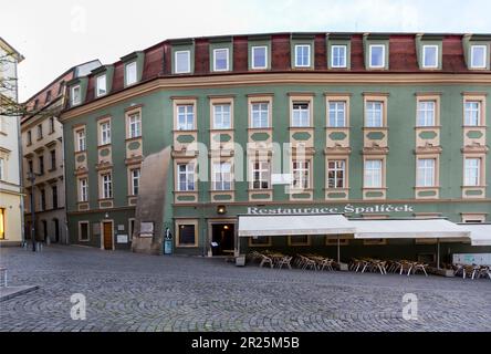Brno, Repubblica Ceca - Maggio 2023: Paesaggio urbano. Terrazza ristorante Spalishek nel centro di Brno, cucina ceca Foto Stock