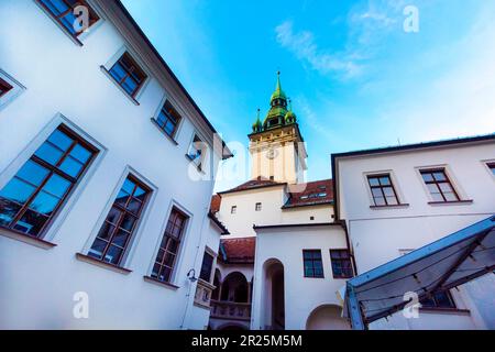 Brno, Repubblica Ceca - Maggio 2023: Antica torre del municipio con la famosa guglia intrecciata e facciate circostanti. Brno, Repubblica Ceca Foto Stock
