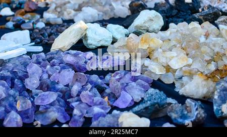 Rio de Janeiro, Brasile - 2 maggio 2023: Gruppo di pietre preziose ricordo in vendita in un chiosco per piccole imprese Foto Stock