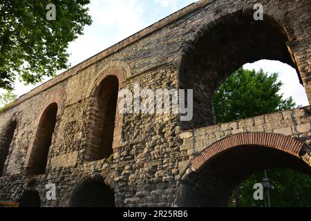 Acquedotto di Valens, Valens su Kemeri, sistema di acquedotto romano costruito nel tardo 4th ° secolo d.C., Istanbul, Repubblica di Turchia Foto Stock