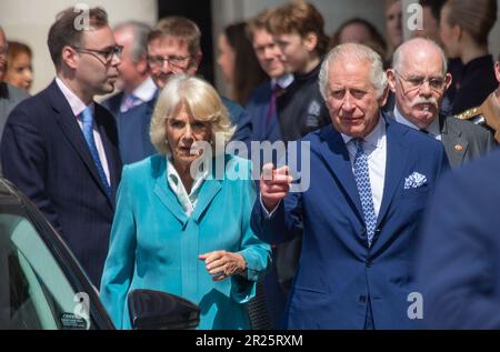 Londra, Inghilterra, Regno Unito. 17th maggio, 2023. Re CARLO III e la Regina CAMILLA sono visti a Covent Garden durante una visita alla Chiesa di San Paolo, al mercato delle mele e alla Royal Opera House Arcade. (Credit Image: © Tayfun Salci/ZUMA Press Wire) SOLO PER USO EDITORIALE! Non per USO commerciale! Foto Stock