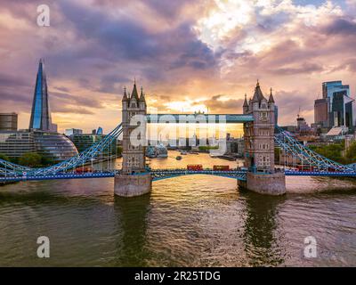 Vista aerea del Tower Bridge e dello skyline di Londra, Regno Unito Foto Stock