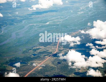 Vista aerea del Nilo Bianco che scorre attraverso il Sudan del Sud, Africa. Foto Stock