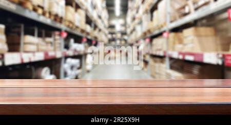 Tavolo di legno vuoto, sfondo scaffali magazzino sfocato. Modello per la presentazione del prodotto. rendering 3d Foto Stock