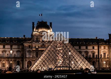 Parigi, Francia - Dicembre 30 2022: Facciata del Louvre con piramide e grande ruota a Parigi Foto Stock