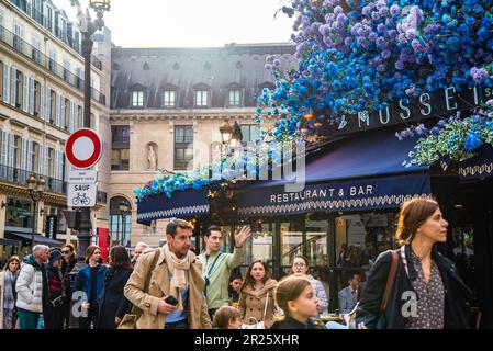 Parigi, Francia - 30 2022 dicembre: Vista su Sunshine Street di Parigi al di fuori del bar caffetteria in un pomeriggio d'inverno Foto Stock