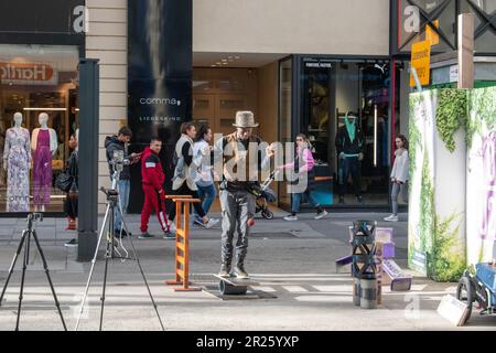 Vienna, Austria - 01 aprile 2023: Un uomo è una palla che giocolano accanto al mercato e mostra il suo gioco alla gente. Foto Stock