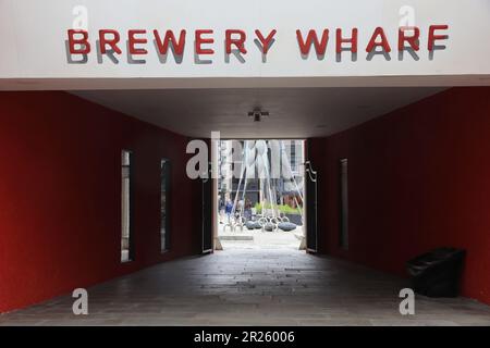 Brewery Wharf, uno sviluppo ad uso misto con un vivace mix di uffici, bar, ristoranti e appartamenti, sulla riva sud del fiume Aire, a Leeds. Foto Stock