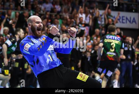 Magdeburgo, Germania. 17th maggio, 2023. Pallamano: Champions League, SC Magdeburg - Wisla Plock, finale, knockout round, quarti di finale, seconde gambe, GETEC Arena. Mike Jensen, portiere di Magdeburgo, è un bravura. Credit: Ronny Hartmann/dpa-Zentralbild/dpa/Alamy Live News Foto Stock