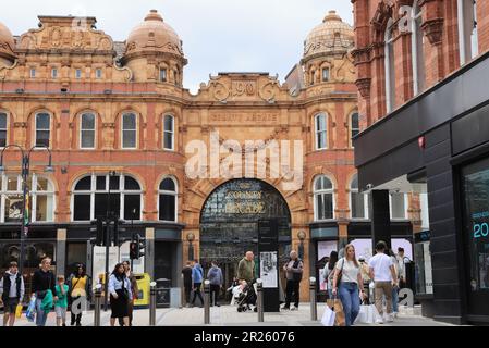 Victoria Leeds comprende il 1990 Victoria Quarter, un complesso porticato del 19th ° secolo restaurato e gallerie commerciali contemporanee, nel centro di Leeds, Foto Stock