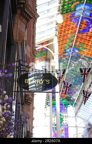 Victoria Leeds comprende il 1990 Victoria Quarter, un complesso porticato del 19th ° secolo restaurato e contemporanea galleria di negozi, nel West Yorkshire. Foto Stock