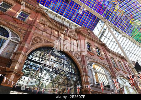 Victoria Leeds comprende il 1990 Victoria Quarter, un complesso porticato del 19th ° secolo restaurato e contemporanea galleria di negozi, nel West Yorkshire. Foto Stock