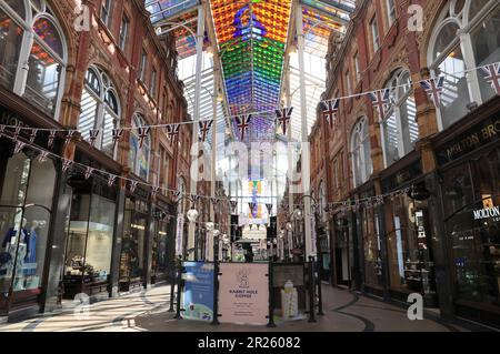 Victoria Leeds comprende il 1990 Victoria Quarter, un complesso porticato del 19th ° secolo restaurato e contemporanea galleria di negozi, nel West Yorkshire. Foto Stock