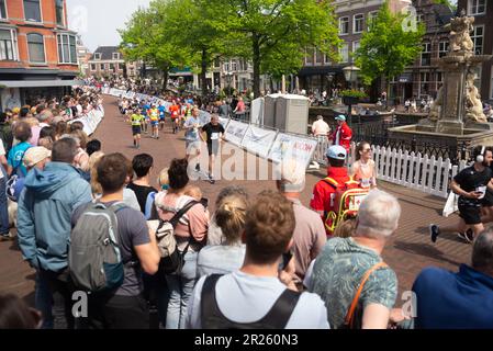 14 maggio, 2023, Leiden, Paesi Bassi, la maratona tradizionale di Leiden ha attirato un gran numero di partecipanti e spettatori nella giornata di sole nel centro A. Foto Stock